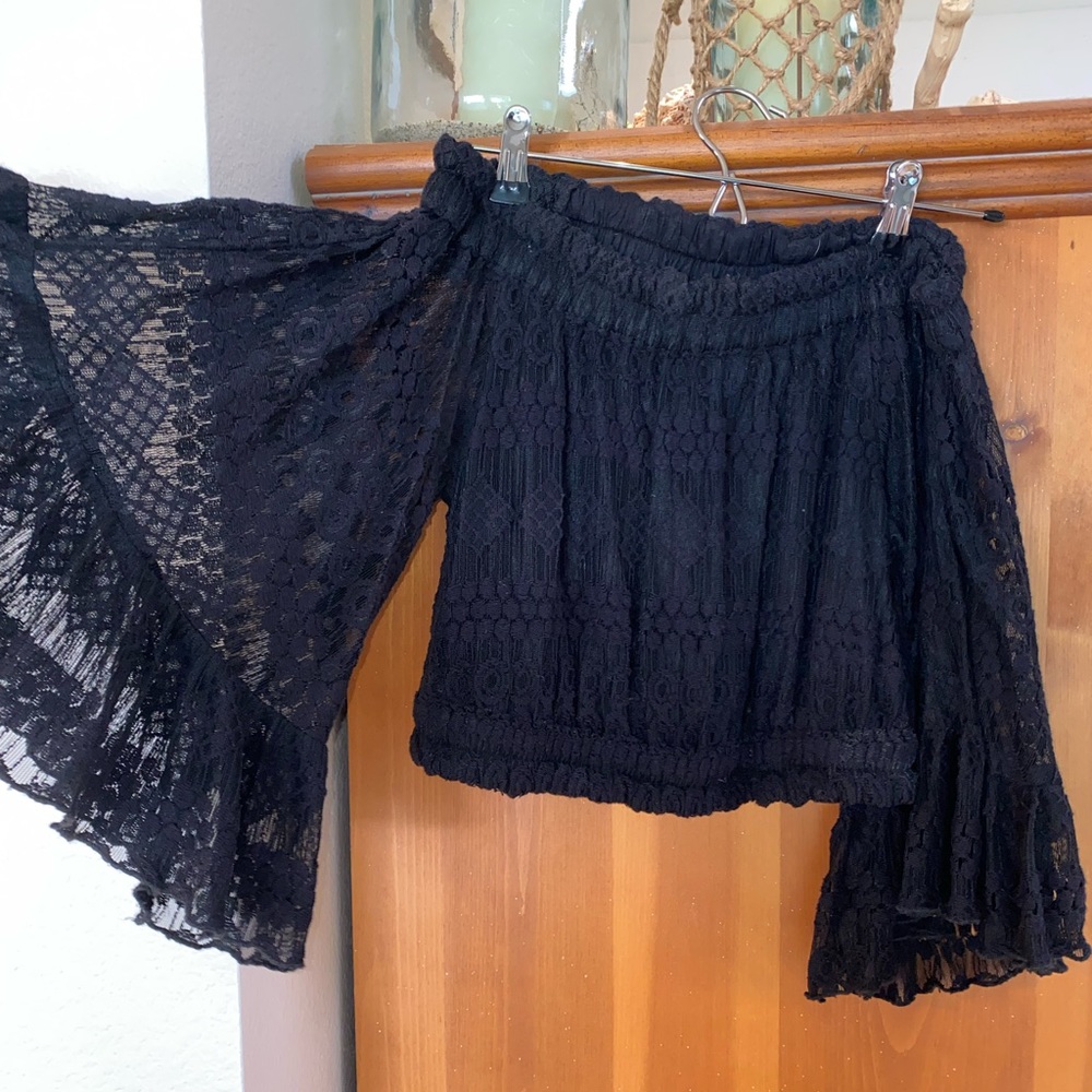 Must have! Off the shoulder! Black lace crop top